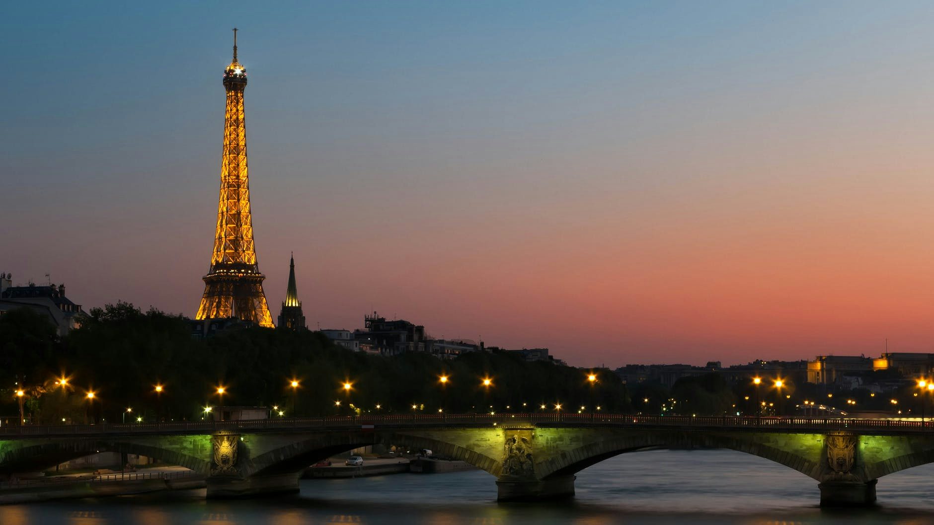 The eiffel tower, beautiful place with a romantic atmosphere!